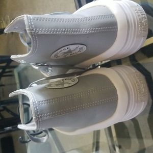 Converse sneakers size 9 nwob.